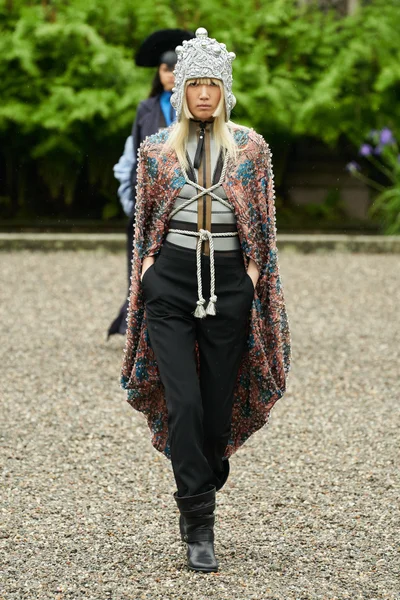Look 10